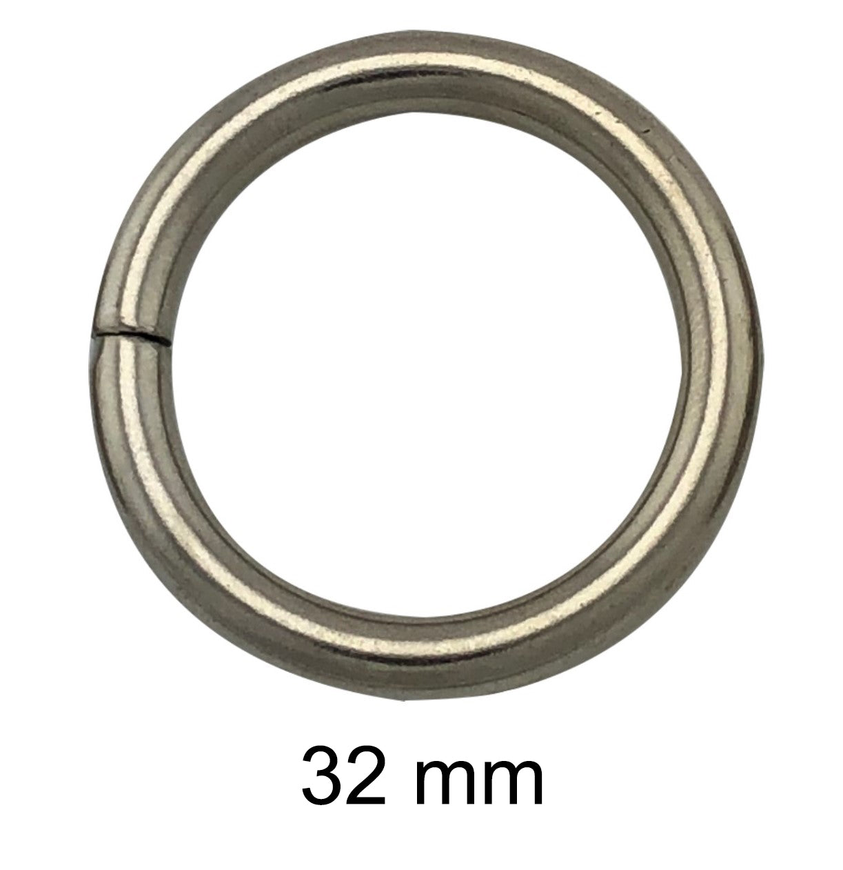 Argolla circular fija metálica reforzada, color plateado (níquel), de 32 mm y calibre 5.2 mm. Ideal para bolsas, portafolios, marroquinería y talabartería. Argolla circular fija metálica reforzada, color plateado (níquel), de 32 mm y calibre 5.2 mm. Ideal para bolsas, portafolios, marroquinería y talabartería.